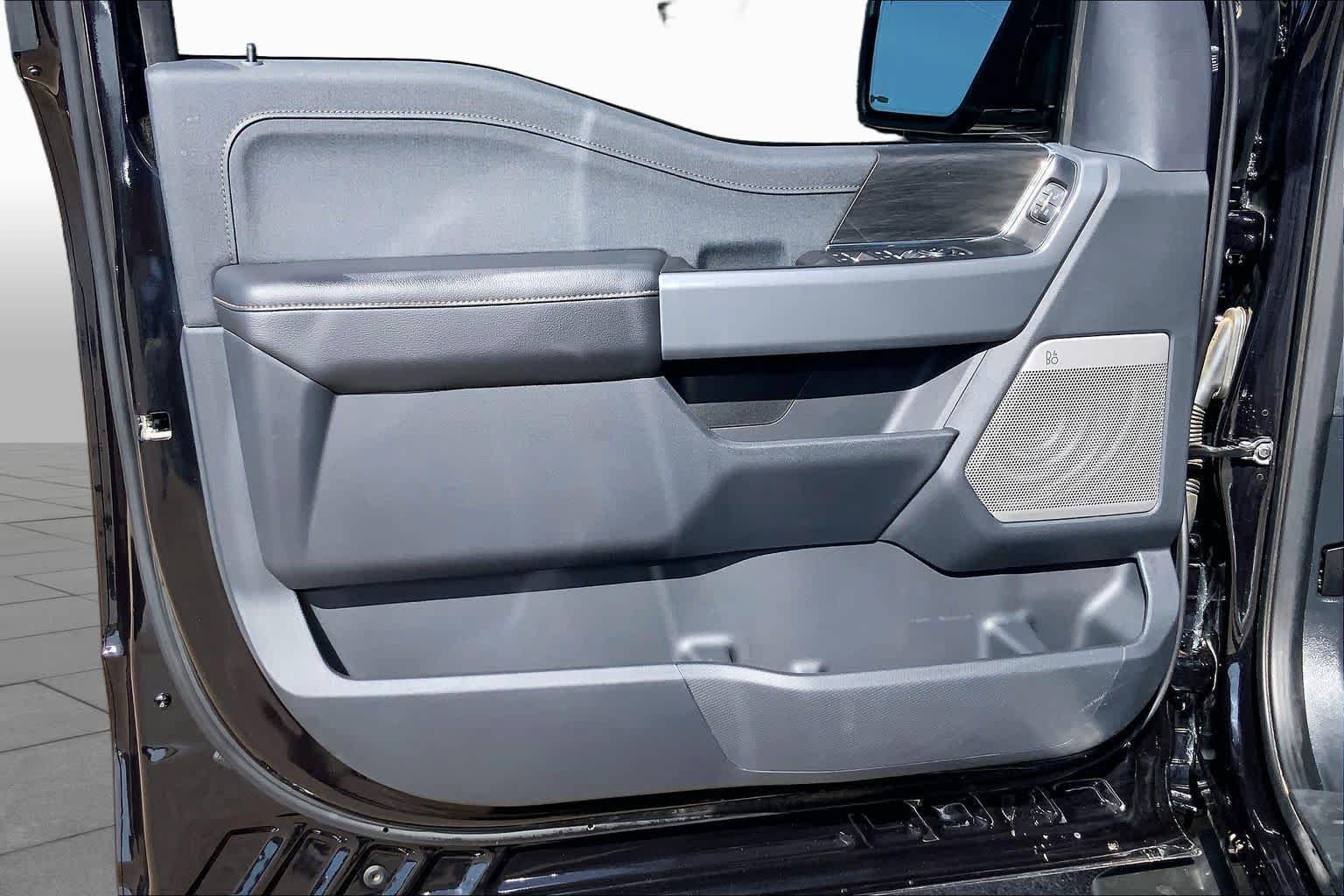 Used 2025 Agate Black Metallic Ford LARIAT image 22