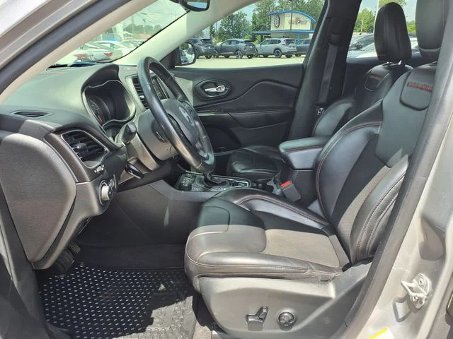 Used 2020 Silver Jeep Trailhawk image 3