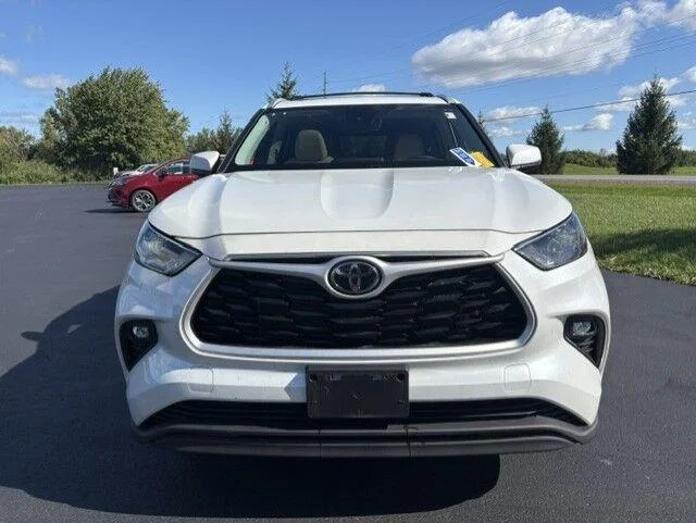 Used 2022 Wind Chill Pearl Toyota XLE image 4