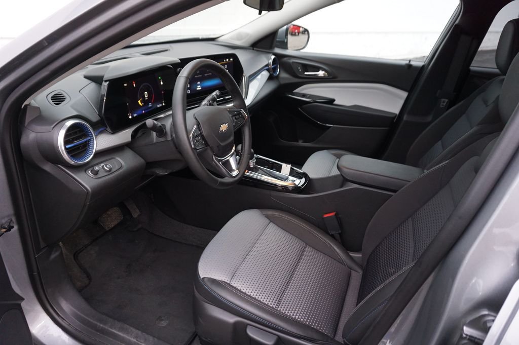 Used 2025 Gray Chevrolet LT image 9