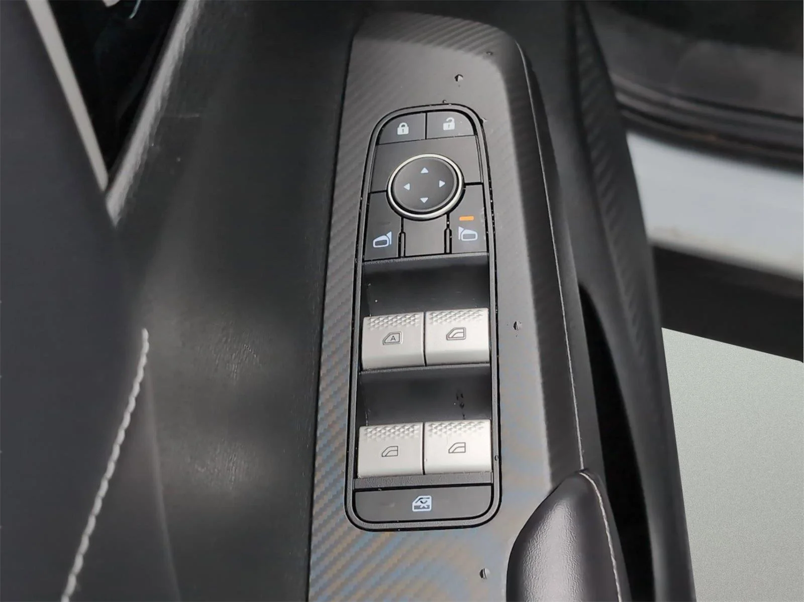 Used 2022 White Diamond Mitsubishi Black Edition image 13