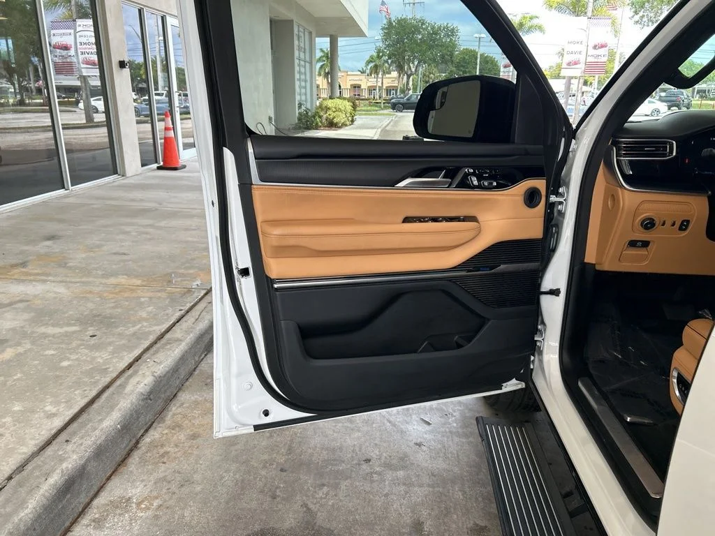 Used 2025 White/off-white Jeep Series III image 62