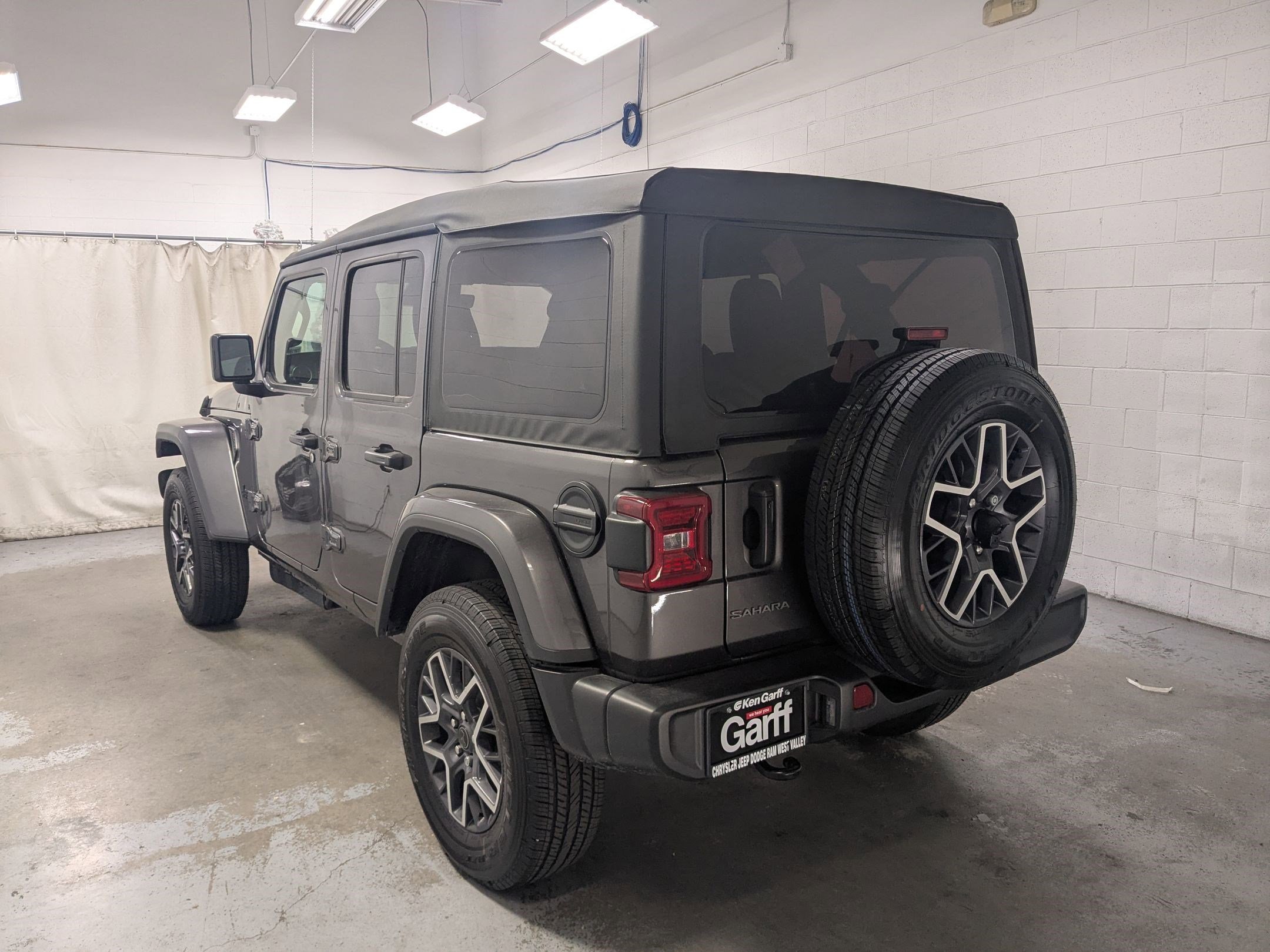 New 2026 Granite Crystal Metallic Clear-Coat Exterior Paint Jeep Sahara image 7