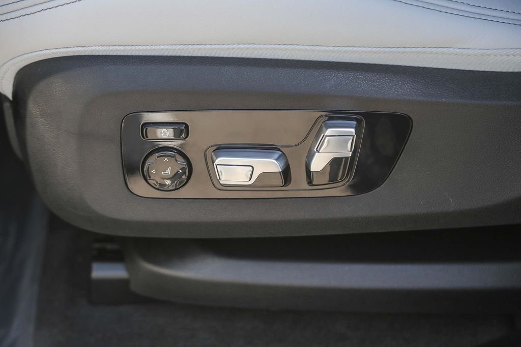 Used 2026 Mineral White Metallic BMW Label image 18