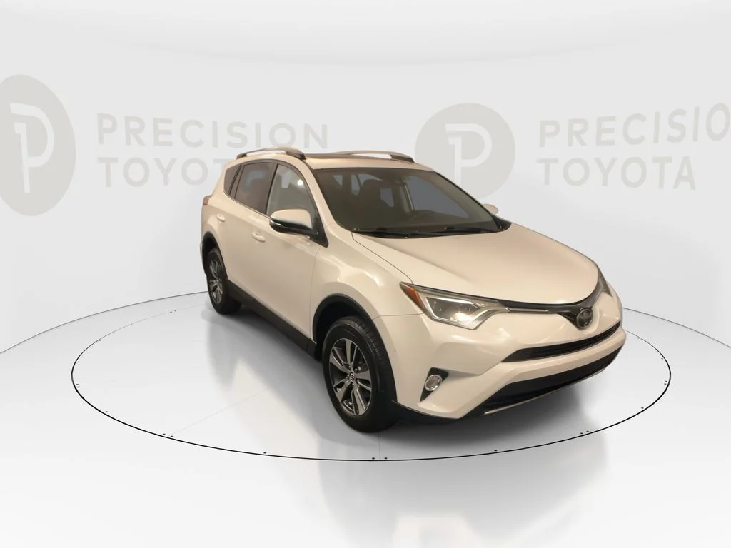 Used 2018 Super White Toyota XLE image 3