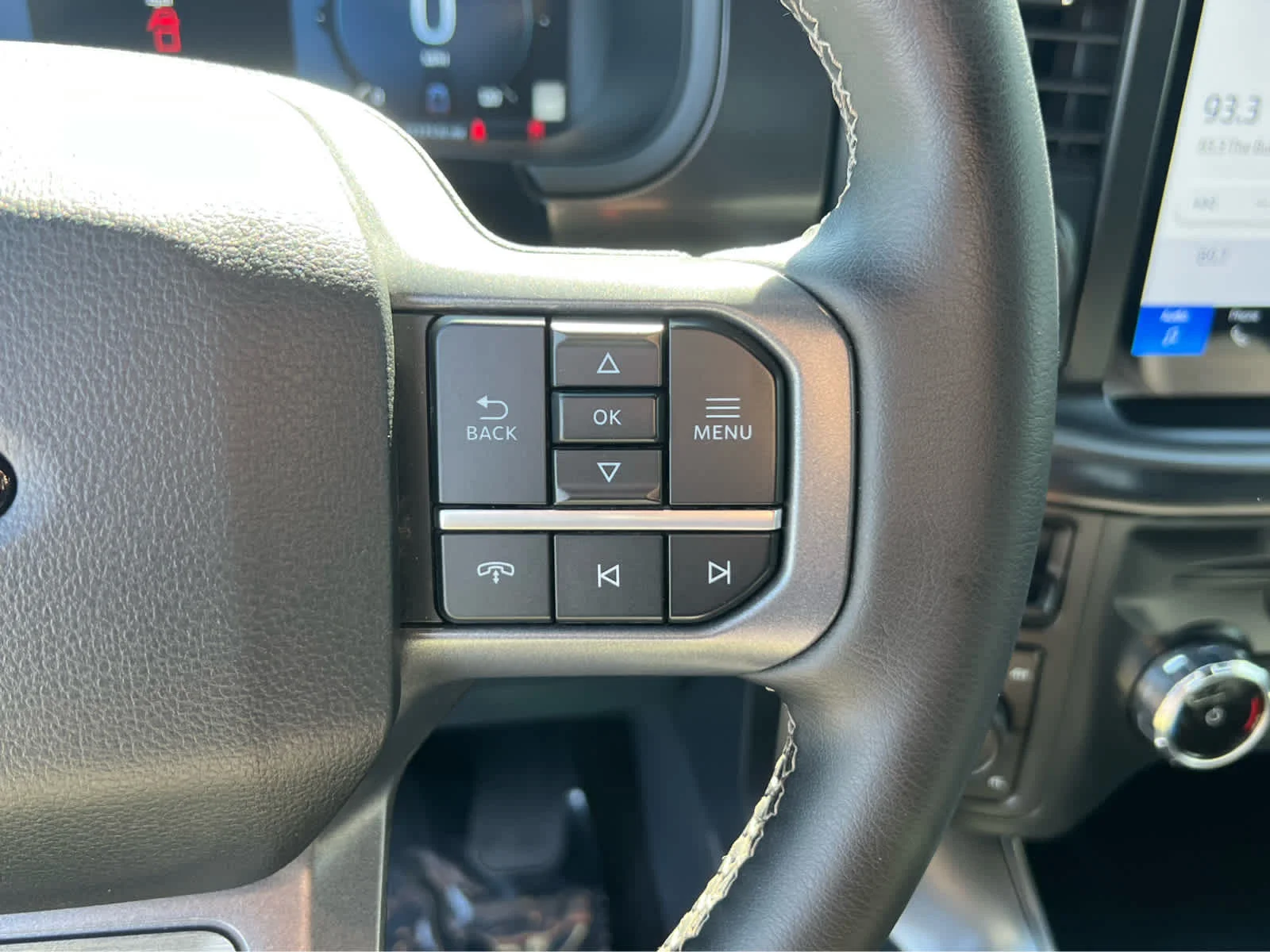 Certified Used 2025 Oxford White Clearcoat Ford LARIAT image 35
