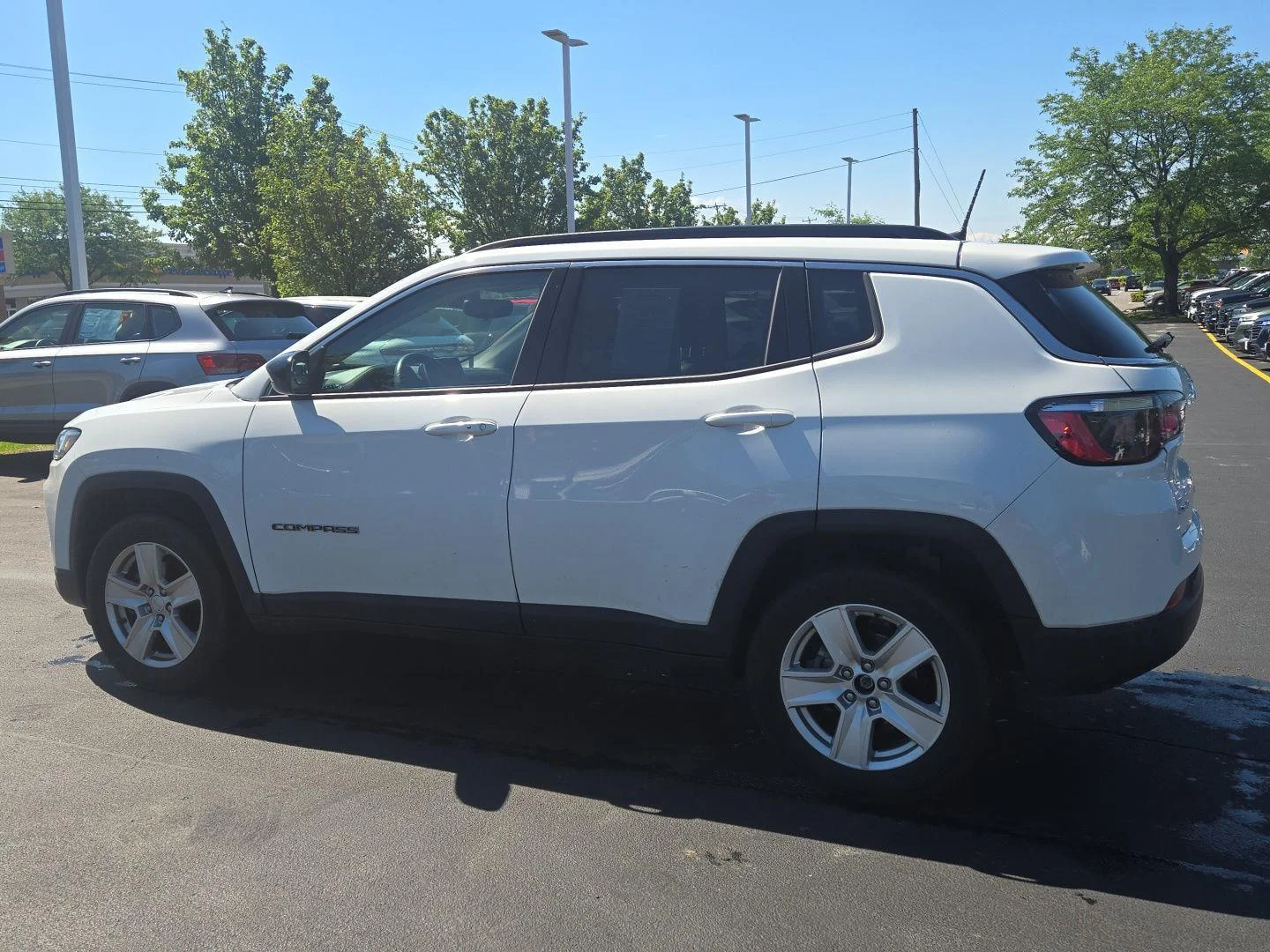 Used 2022 Bright White Clearcoat Jeep Latitude image 3