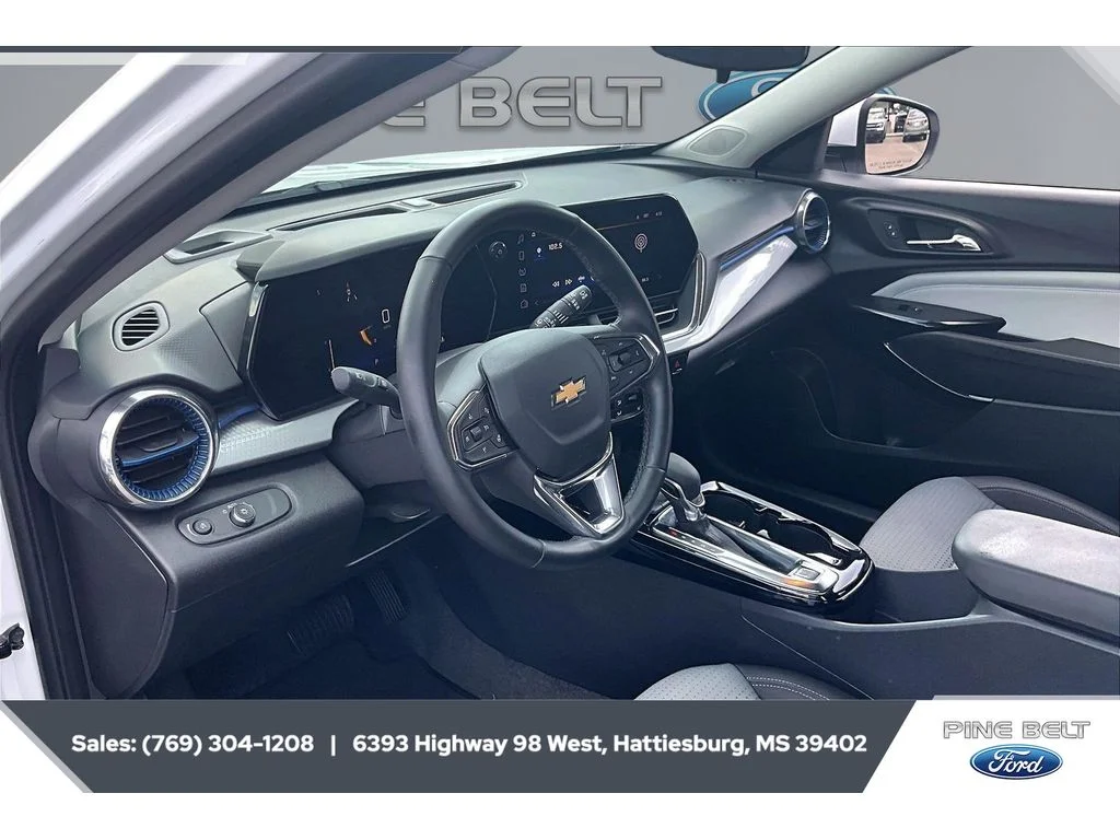 Used 2025 Summit White Chevrolet LT image 12