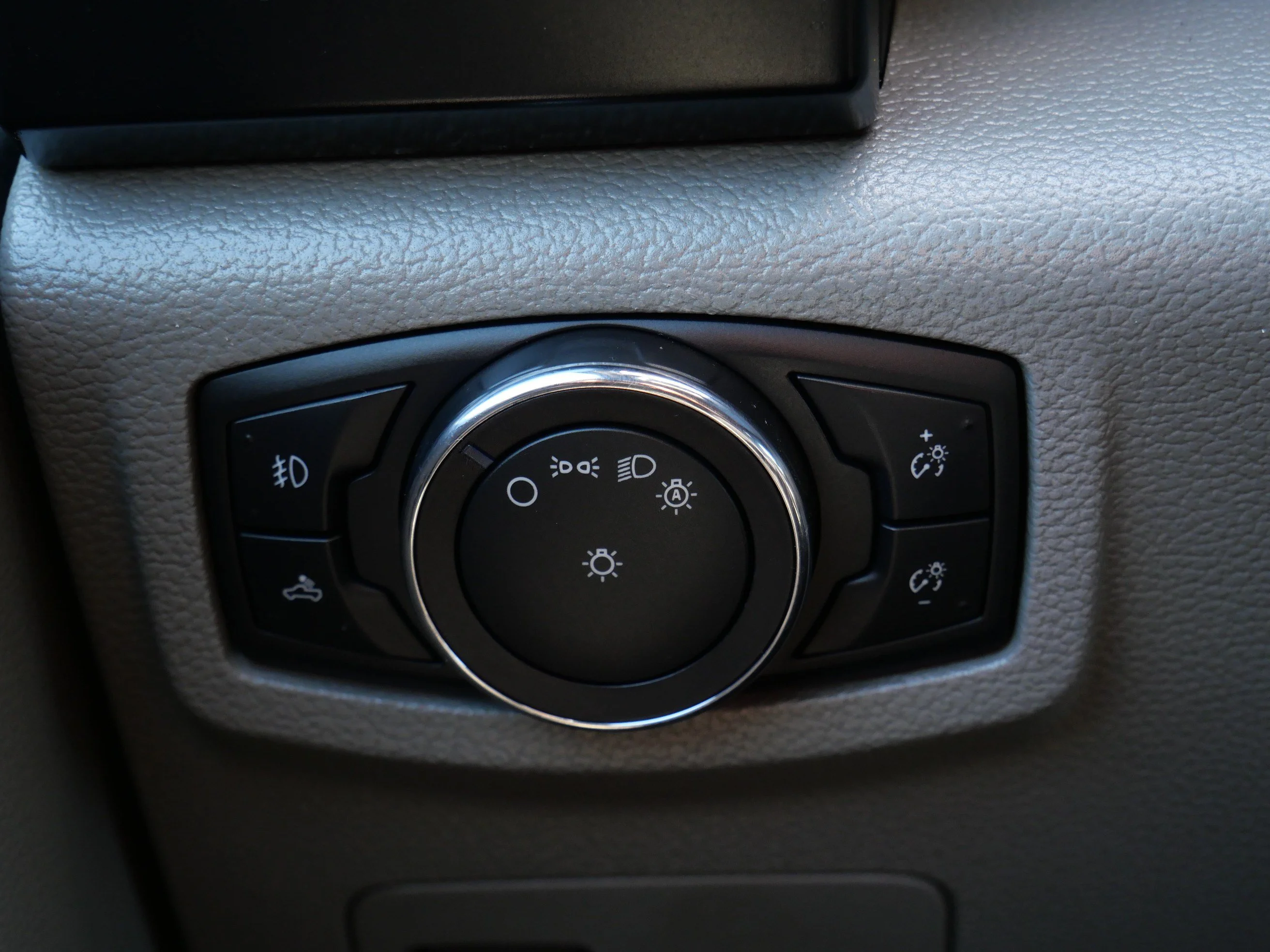 Used 2015 Magnetic Metallic Ford XL image 26