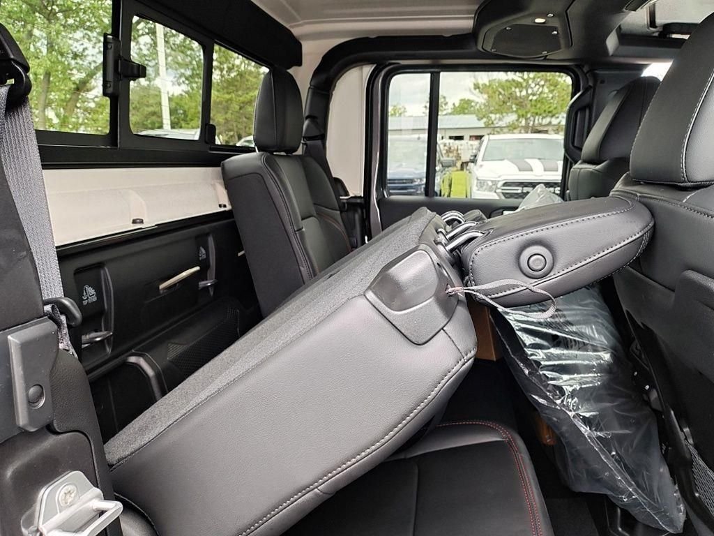 New 2026 Granite Crystal Metallic Clear-Coat Exterior Paint Jeep Rubicon X image 37