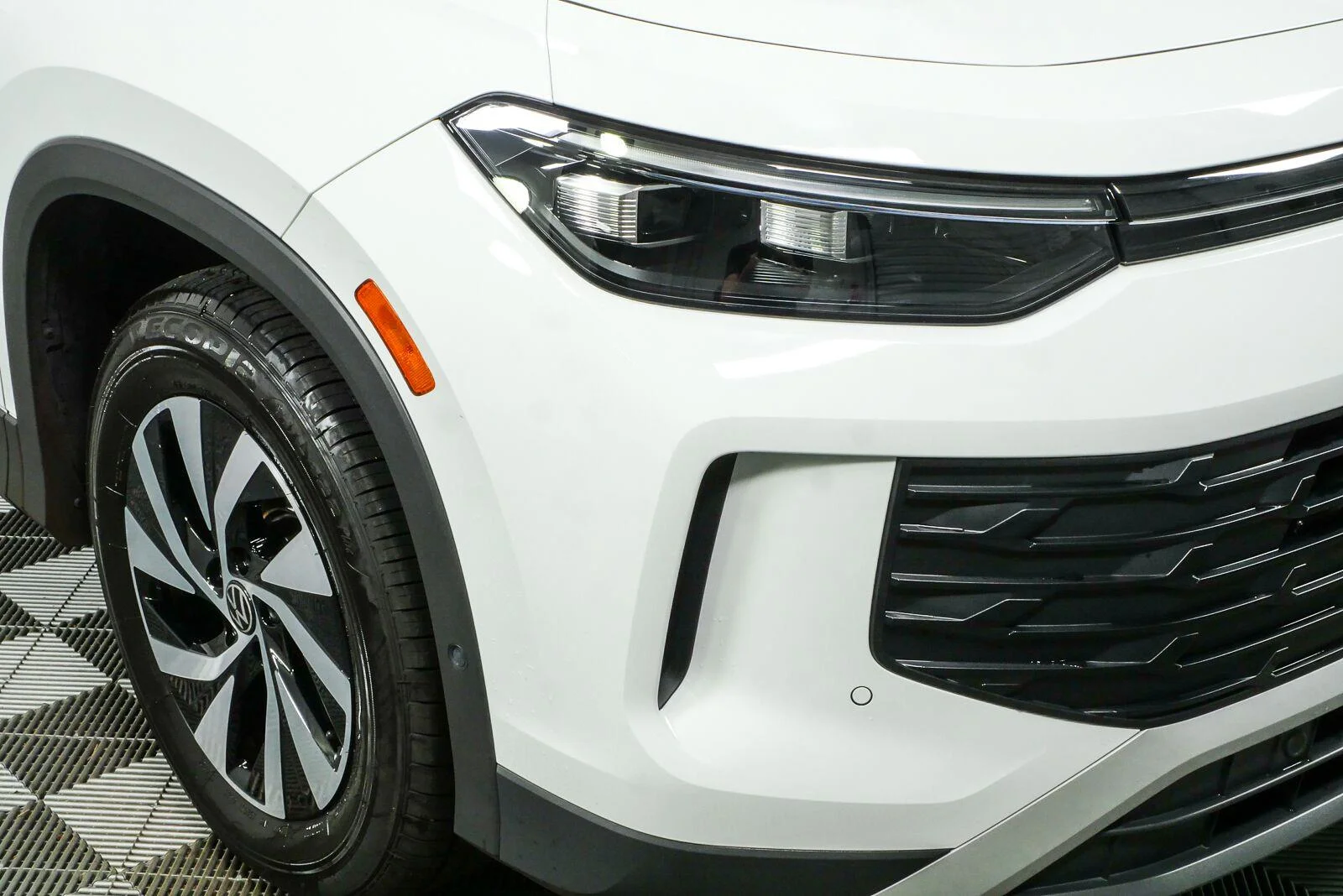 Certified Used 2025 Pure White Volkswagen S image 35
