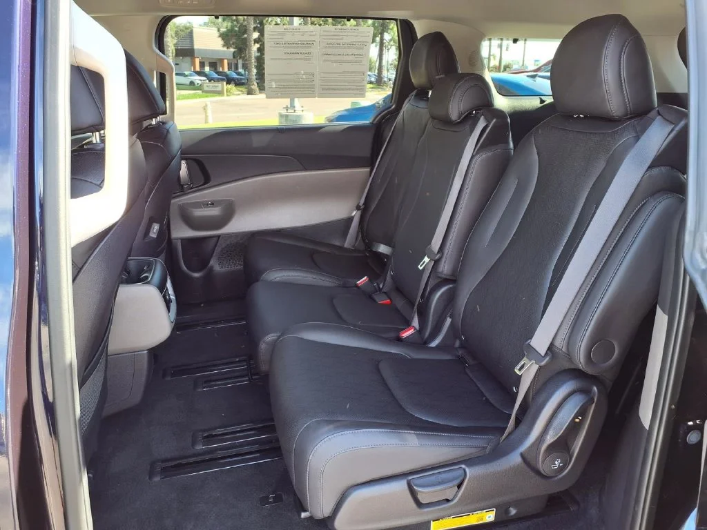 2025 Kia Carnival EX - Photo 13