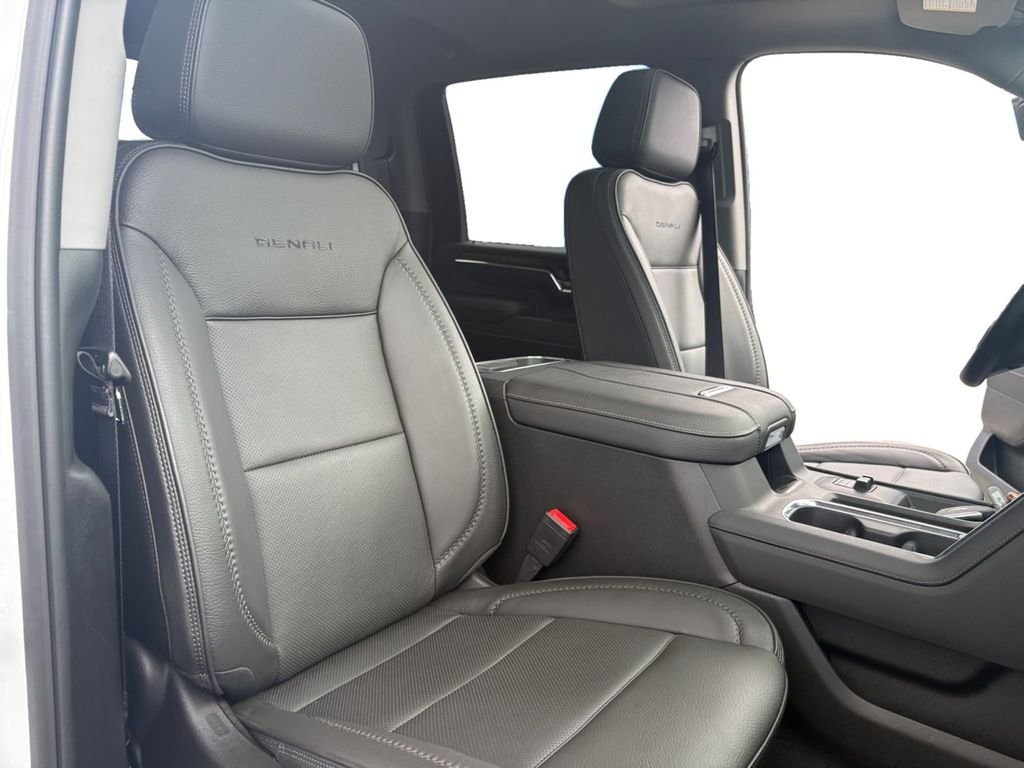 Used 2025 White GMC Denali image 29