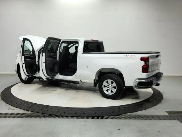 Used 2025 Summit White Chevrolet LT image 14