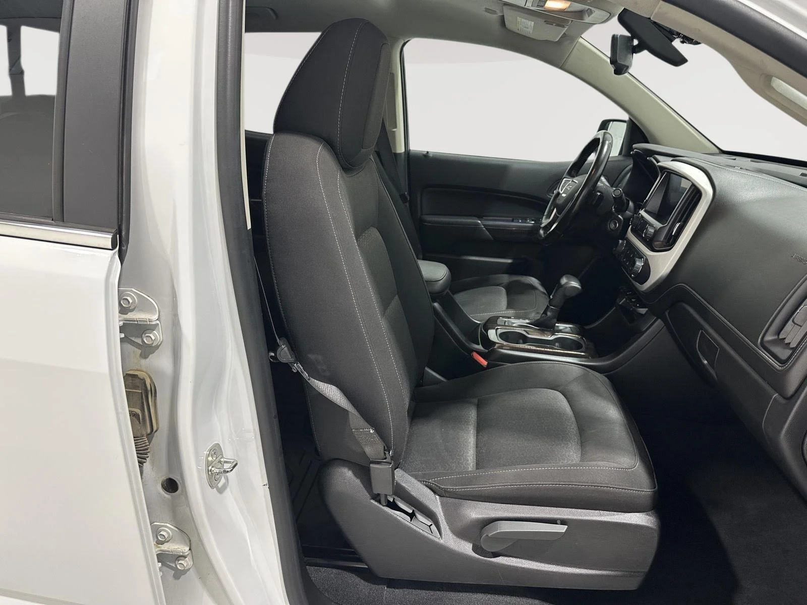 Used 2020 SUMMIT WHITE GMC 4WD SLE image 24
