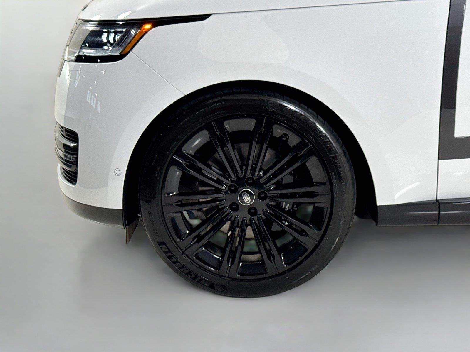 Used 2024 Fuji White Land Rover SE | Blackout Pkg | 360 Camera | Heated/Vented Seats image 41