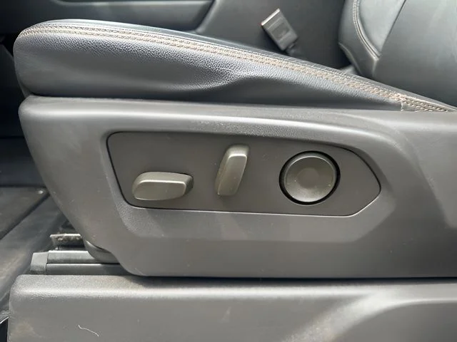 Used 2024 White GMC AT4 image 35