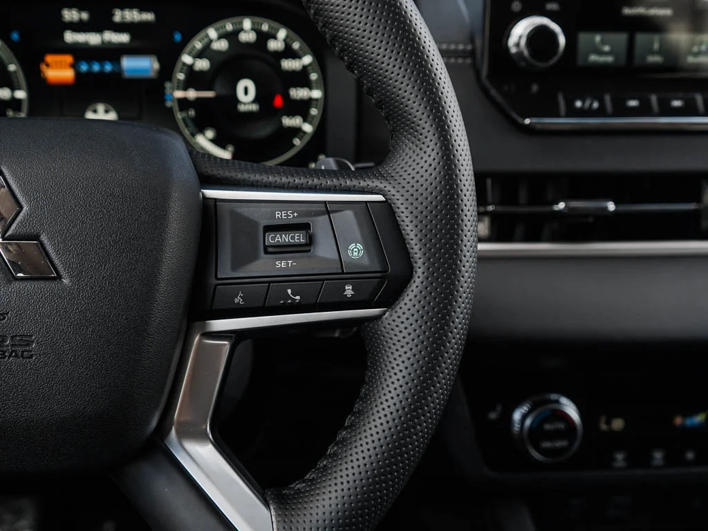 2025 Mitsubishi Outlander Plug-in Hybrid SE - Photo 22