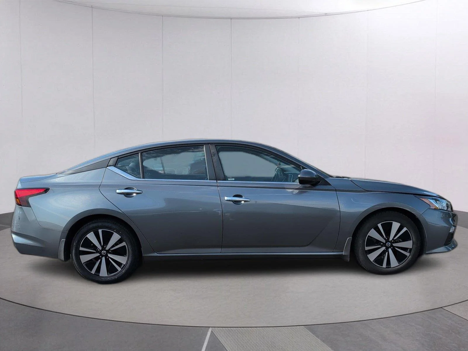 Used 2022 Gun Metallic Nissan 2.5 SV image 8