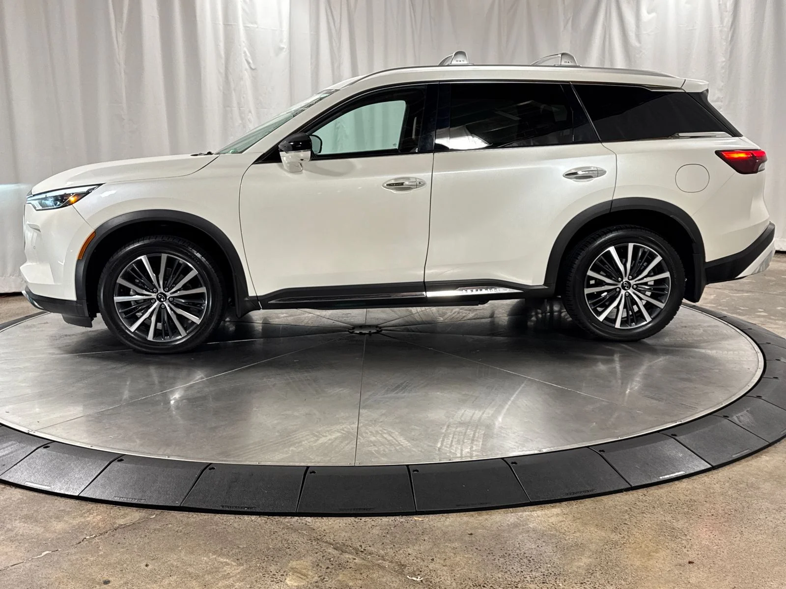 Used 2022 White INFINITI Sensory image 8