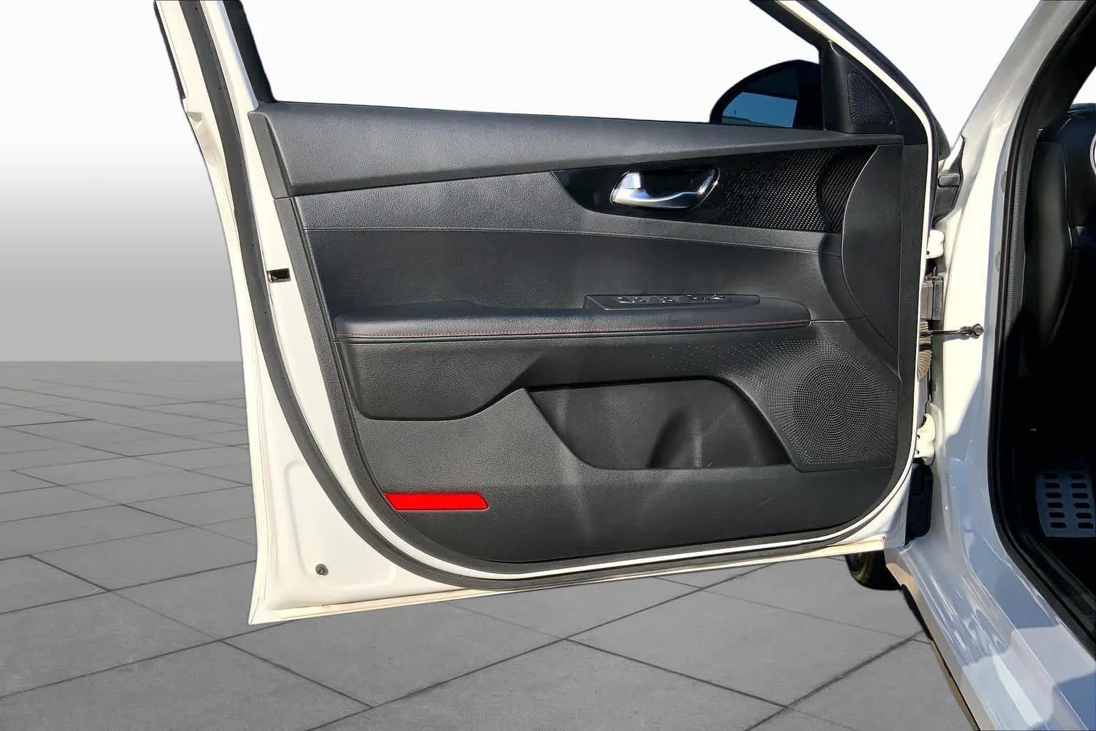 Used 2022 Snow White Pearl Kia GT image 20