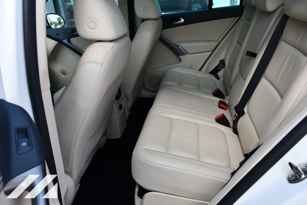 Used 2010  Volkswagen SE image 22