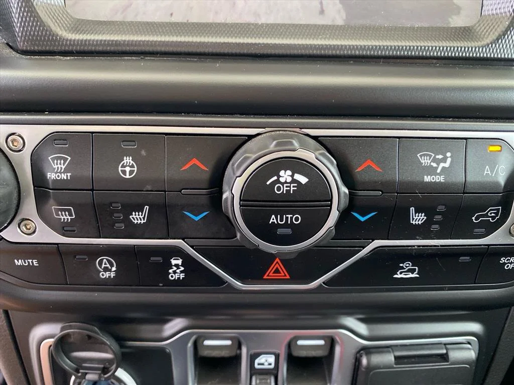Used 2022 Black Clearcoat Jeep Altitude image 16