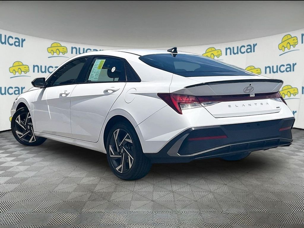 Used 2025 White Hyundai SEL Sport image 4