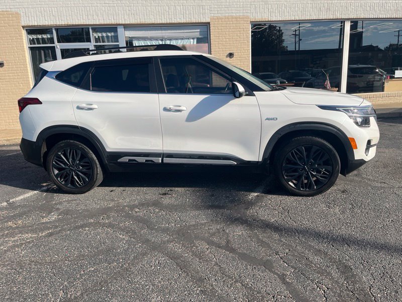 Used 2023 White Kia Nightfall image 4