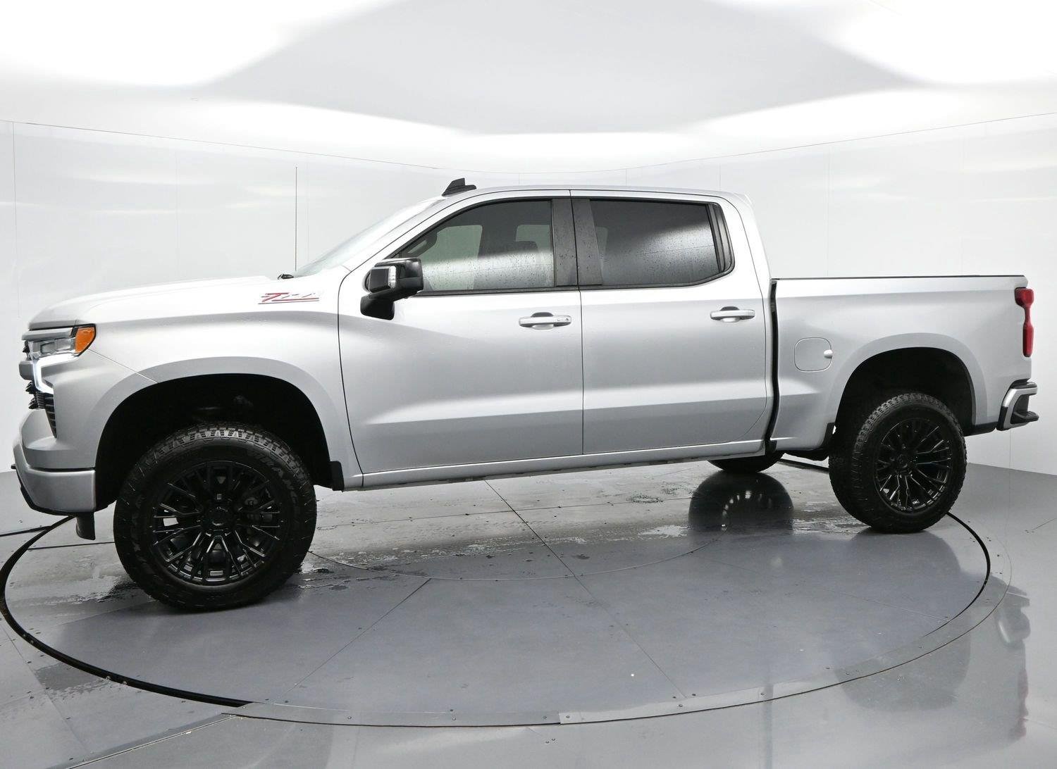 Used 2022 Silver Ice Metallic Chevrolet RST image 4