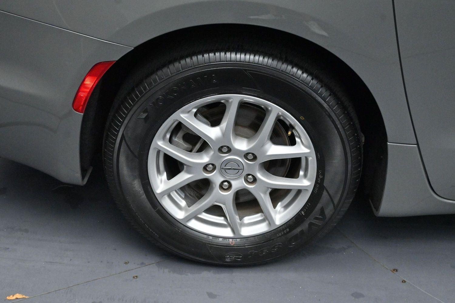Used 2025 Gray Chrysler Select image 64