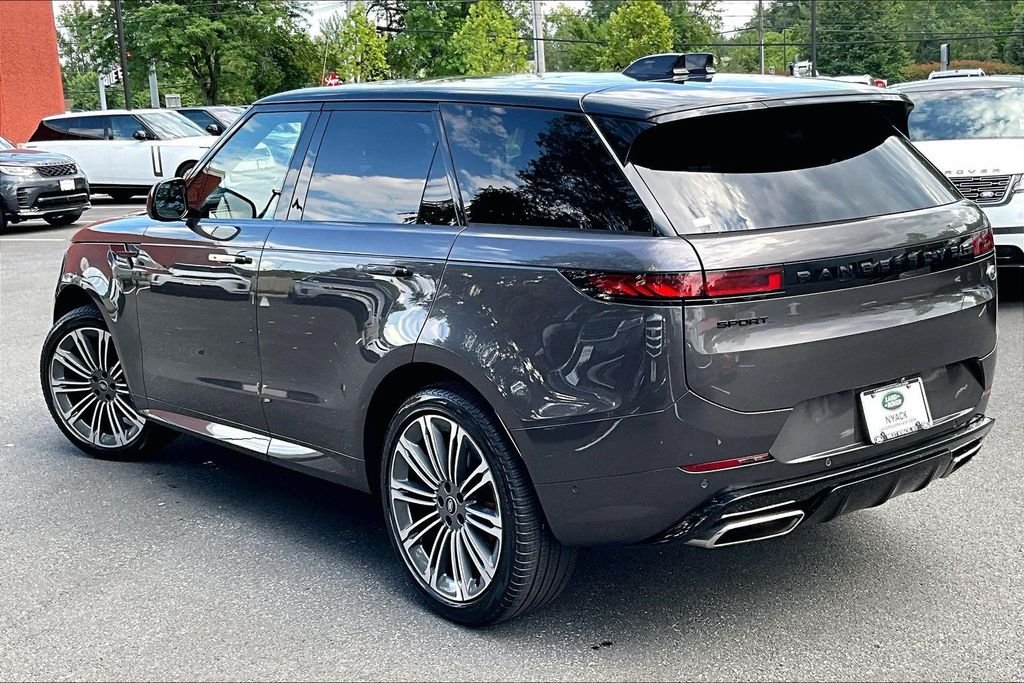 Used 2023  Land Rover SE Dynamic image 12