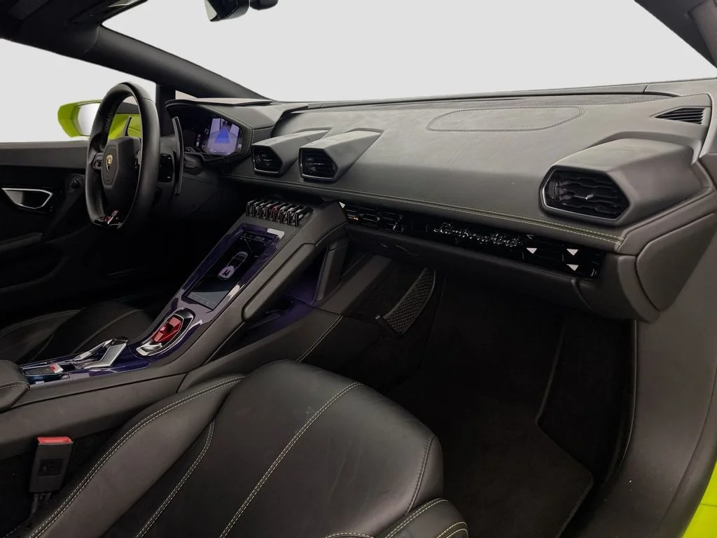 Used 2020  Lamborghini  image 32