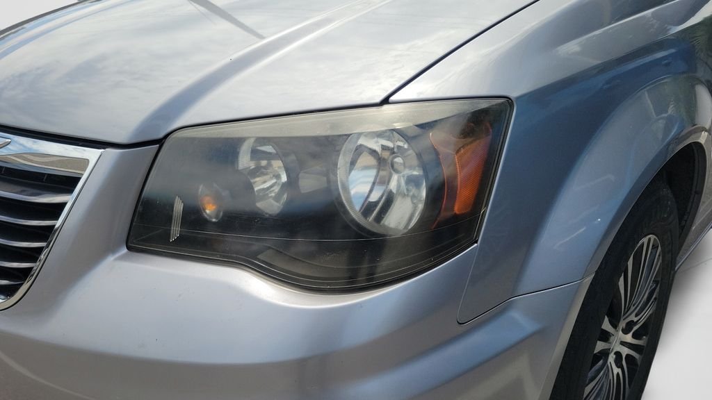Used 2014 Silver Chrysler S image 2
