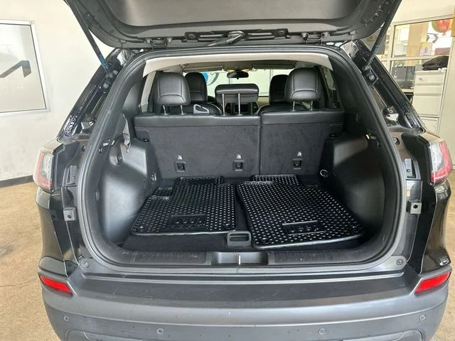 Used 2019 Black Jeep Latitude Plus image 20