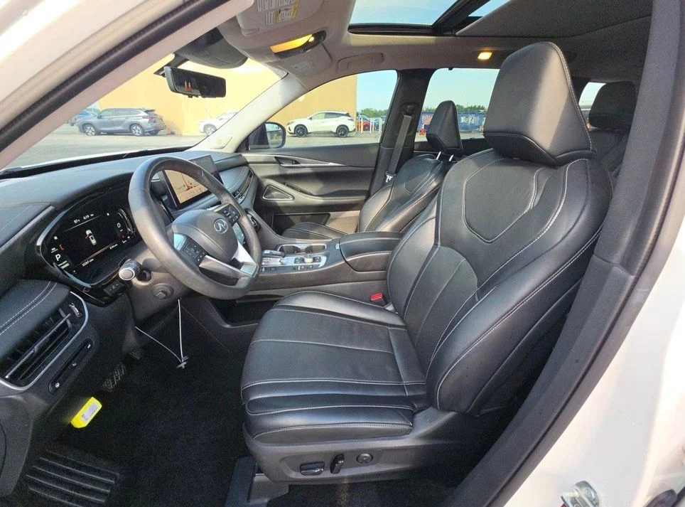 Certified Used 2023 White INFINITI LUXE image 4