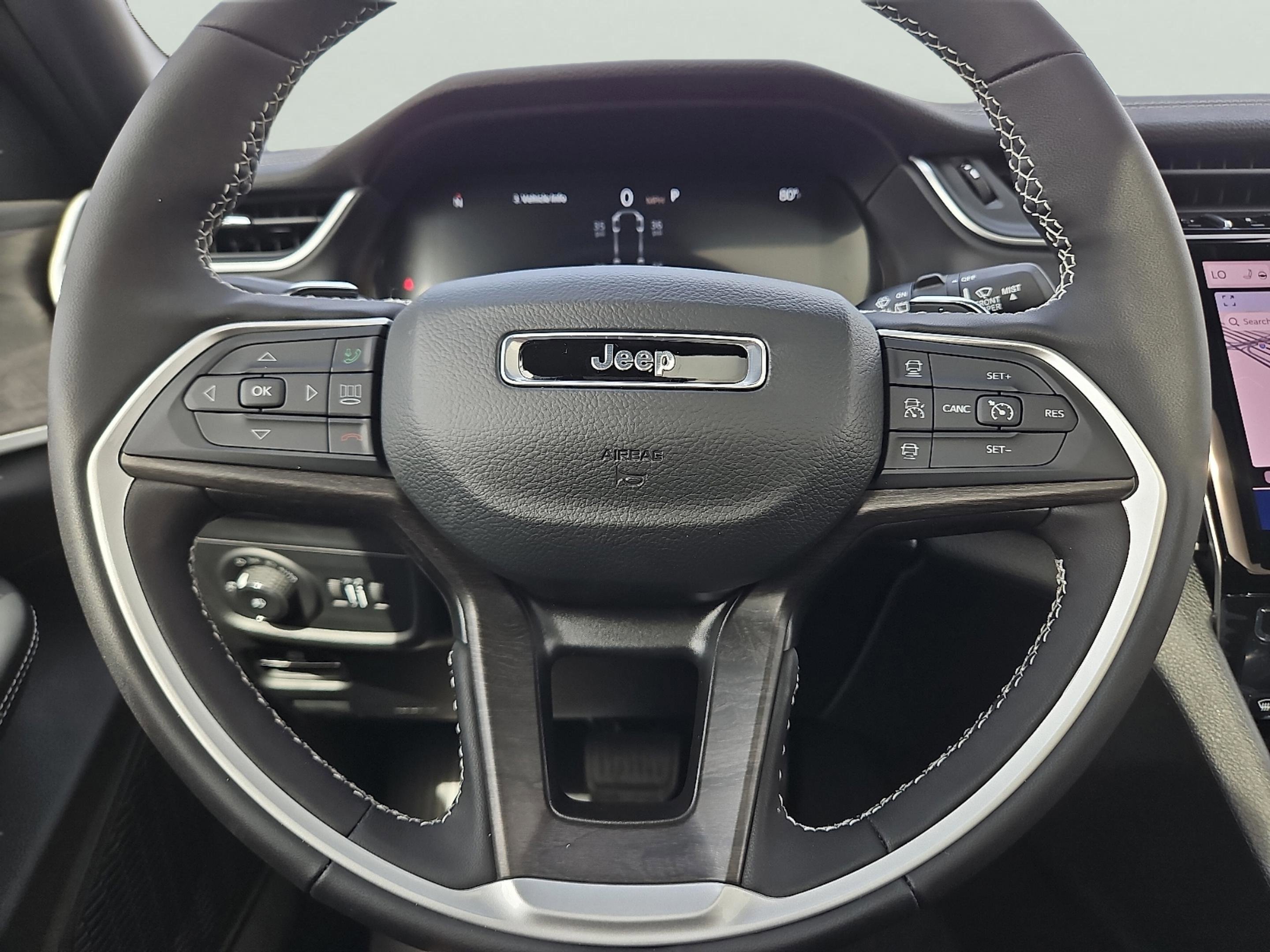 New 2025 Diamond Black Crystal Pearl-Coat Exterior Paint Jeep Limited image 23