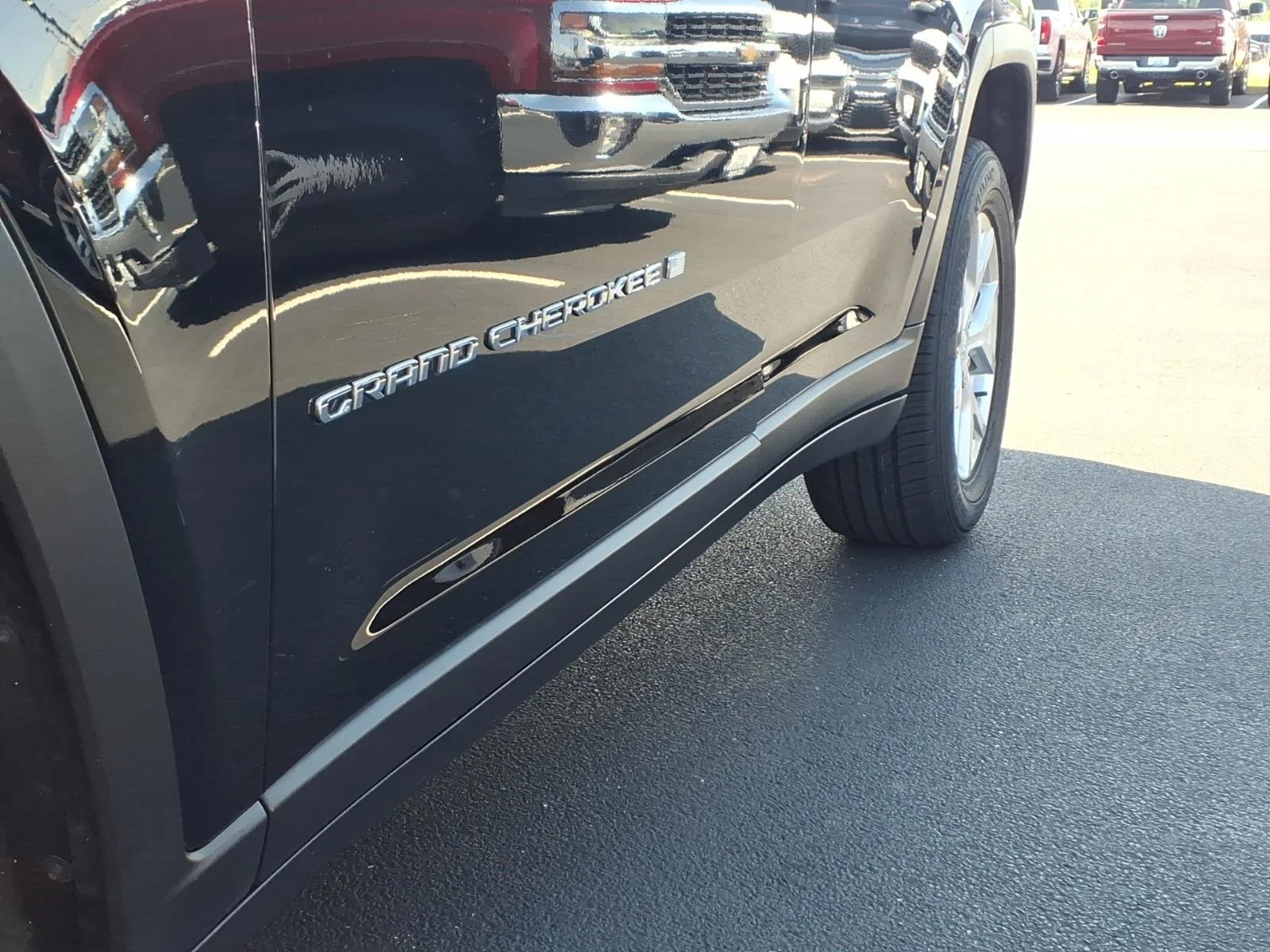 Used 2023 Diamond Black Crystal Pearlcoat Jeep Limited image 34