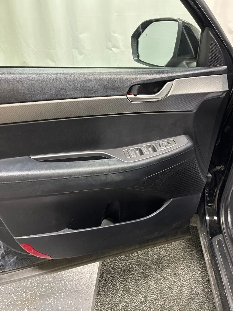 Used 2022 Black Hyundai SE image 11