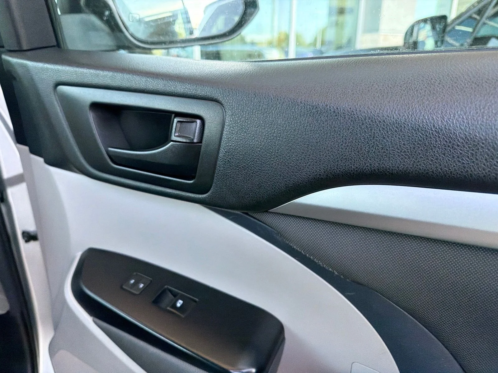 Used 2018 Silver Toyota LE image 19