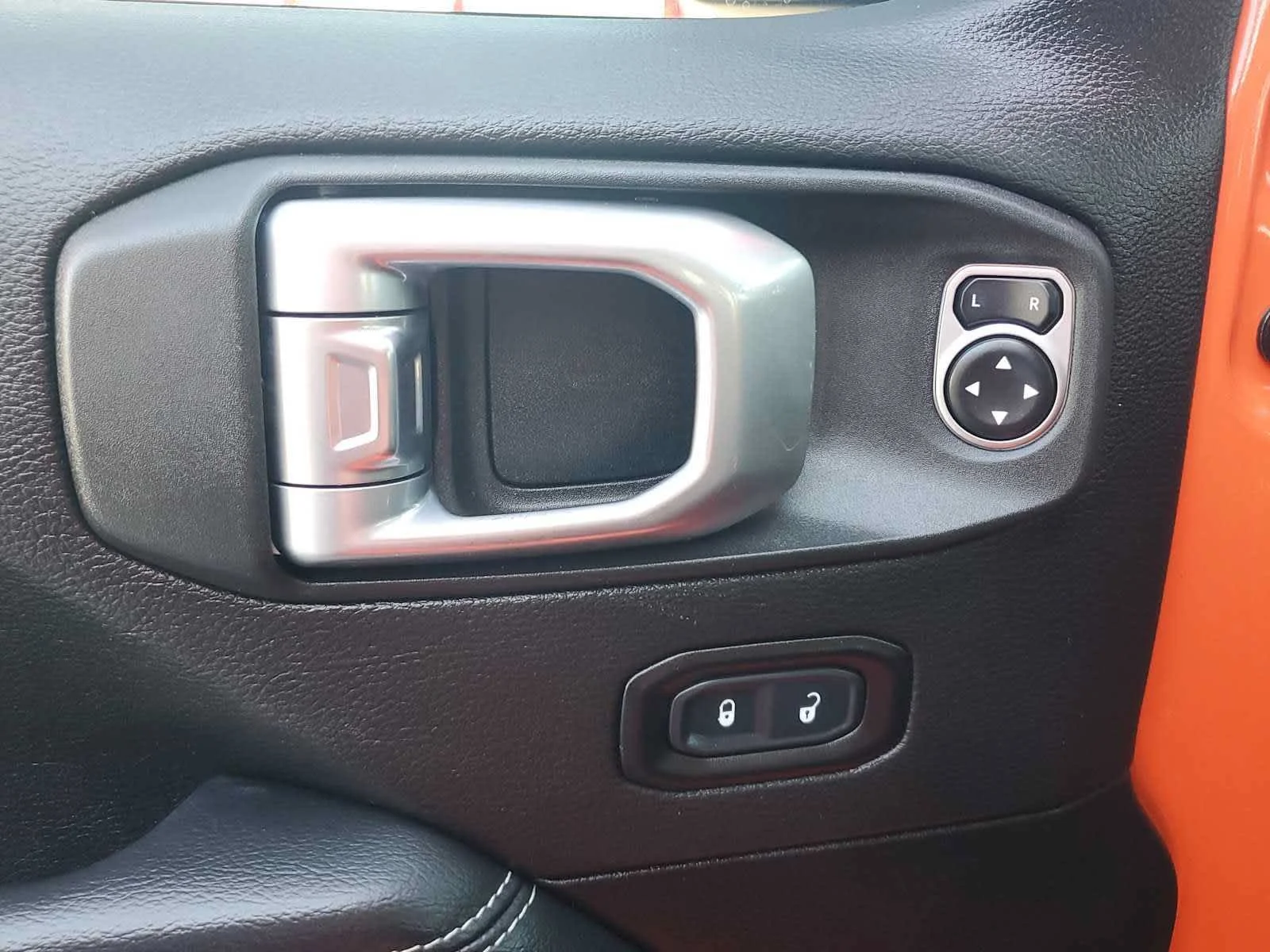 Used 2020  Jeep Sahara image 17