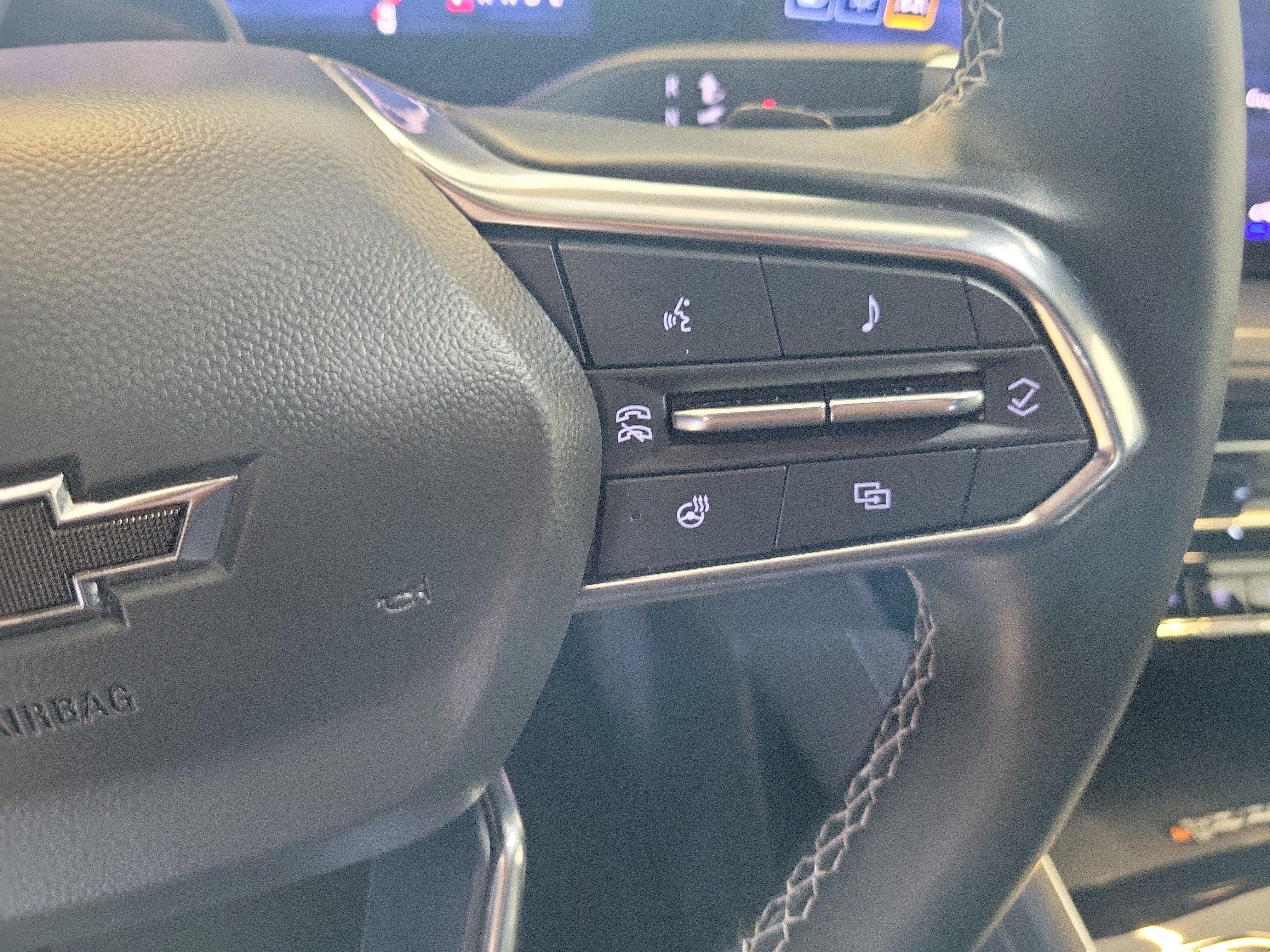 Used 2024 Iridescent Pearl Tricoat Chevrolet FWD LT image 34