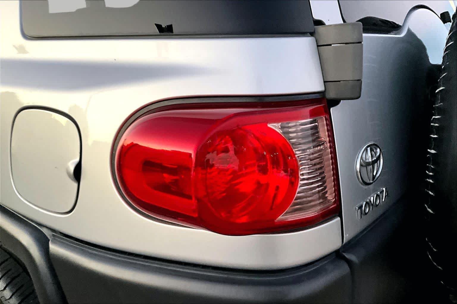 Used 2008 White/Titanium Metallic Toyota  image 28