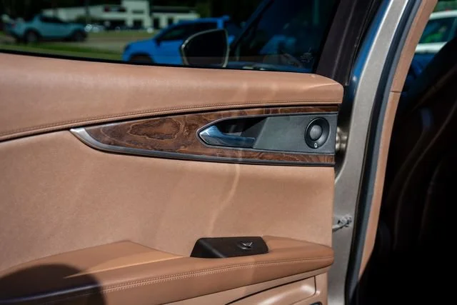 Used 2016 Luxe Metallic Lincoln Reserve image 26