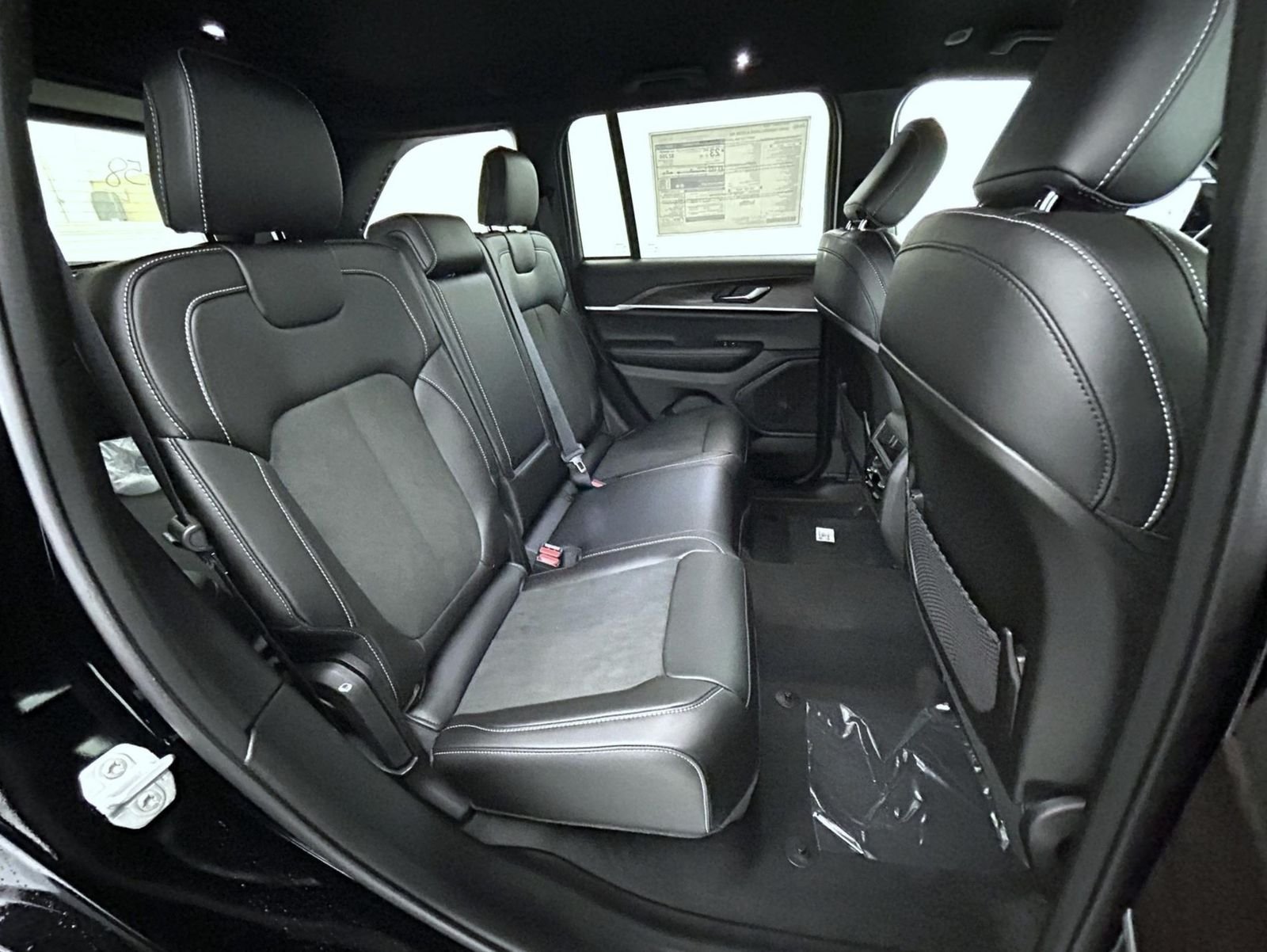New 2026 Diamond Black Crystal Pearl-Coat Exterior Paint Jeep Altitude image 18