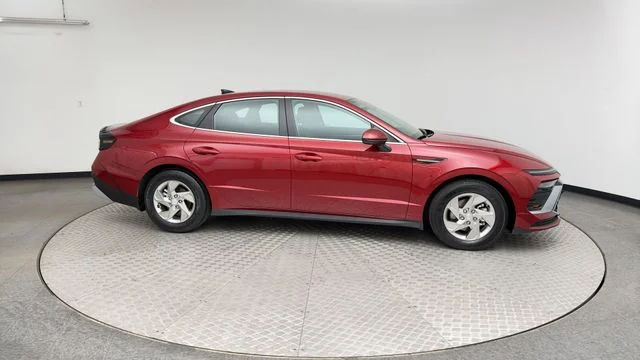 Used 2025 Red Hyundai SE image 9