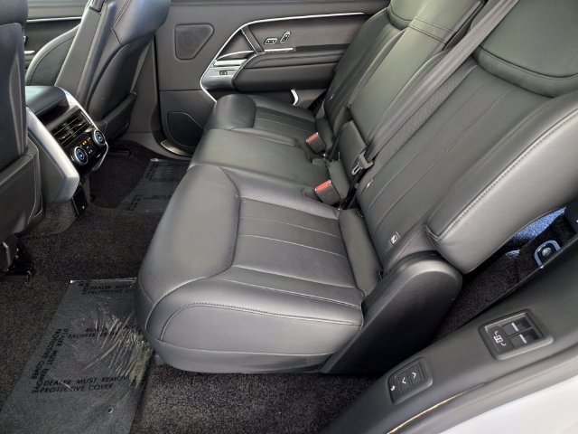 Used 2025 White Land Rover SE image 5