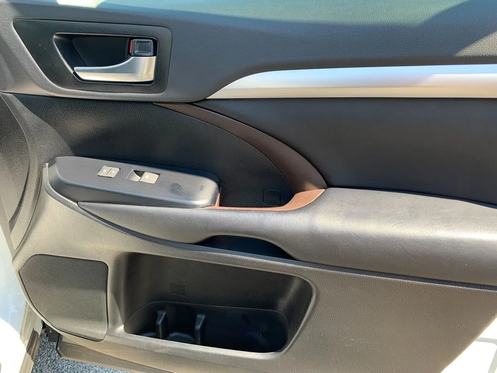 Used 2019 White Toyota XLE image 19