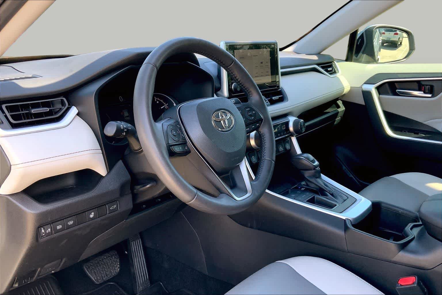 Used 2024 Silver Sky Metallic Toyota XLE Premium image 17