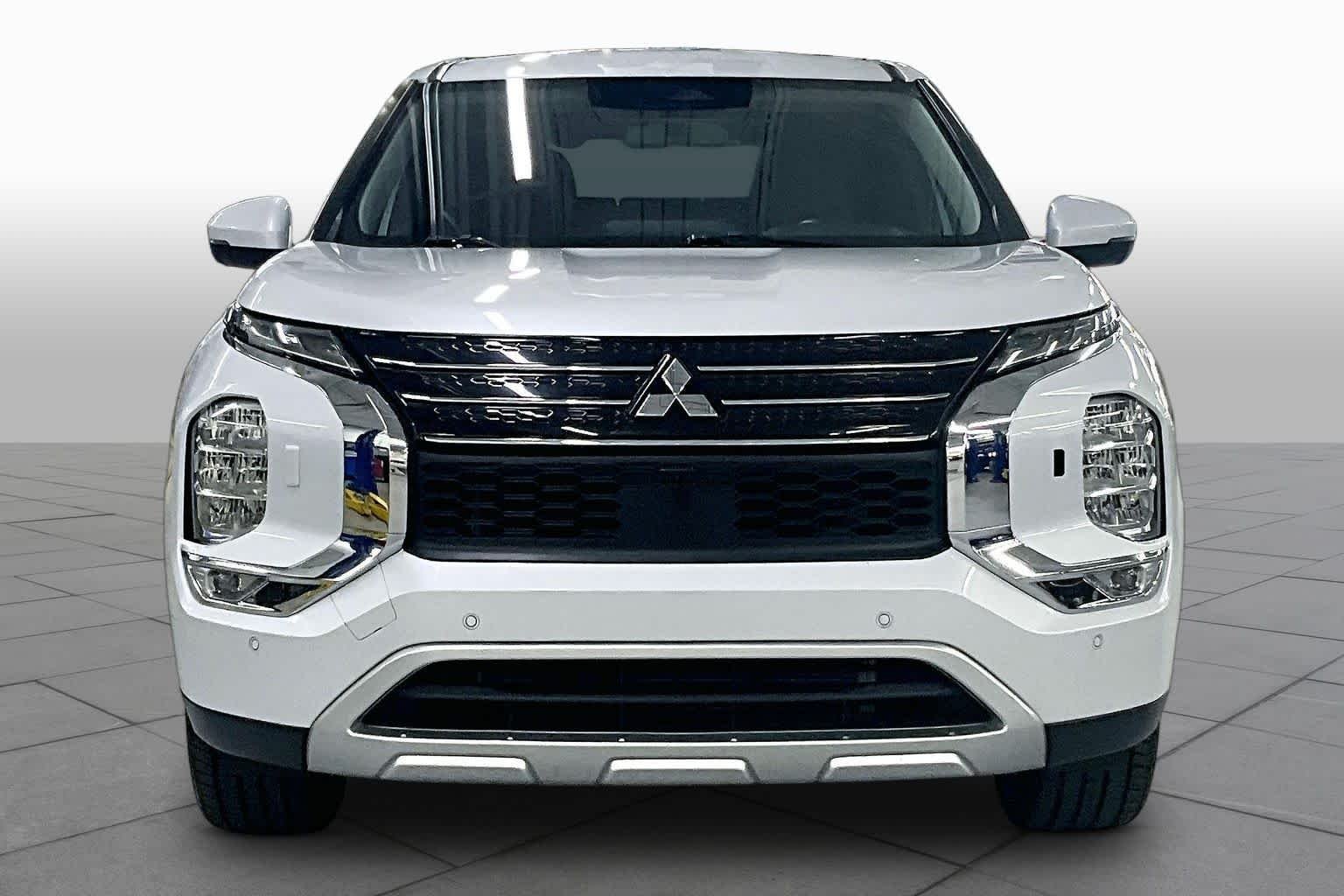 Pre-Owned 2024 Mitsubishi Outlander SE